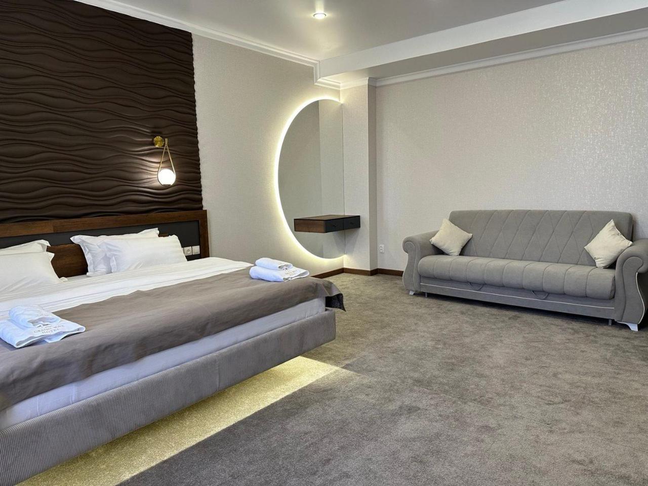 Grand Way Hotel Taraz Extérieur photo